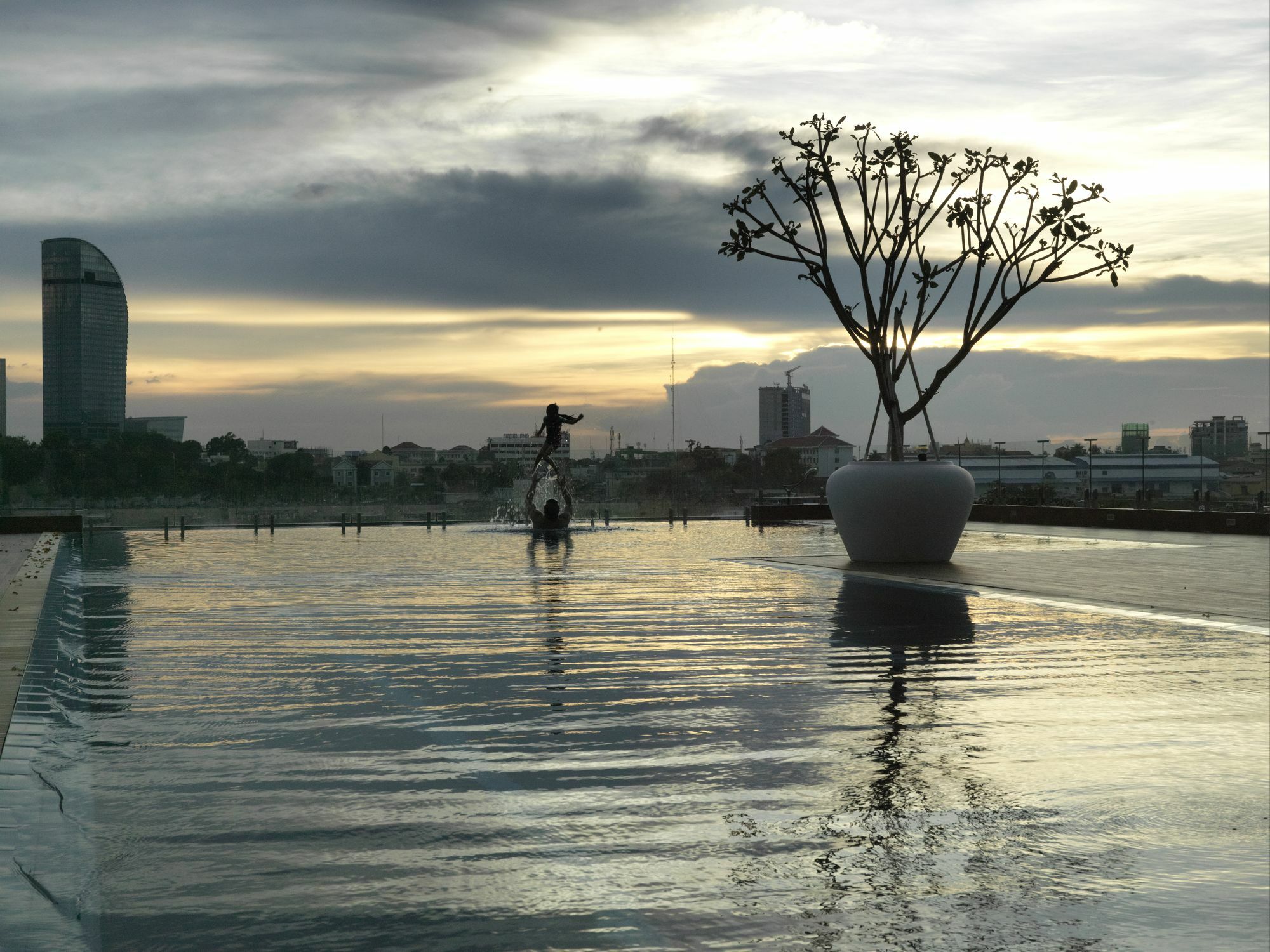 Bellevue Serviced Apartments Phnom Penh Bagian luar foto